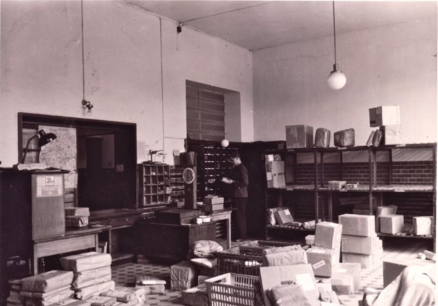 Derek dacht er aan om zelf een pakjesdienst op te richten. Derek Hazewinkel Levering. DHL. Dat kon wel eens lukken. 